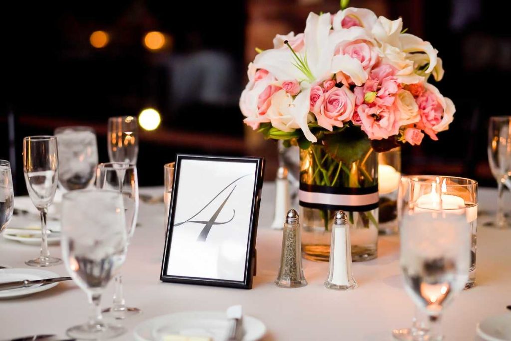 結婚式の披露宴会場テーブル