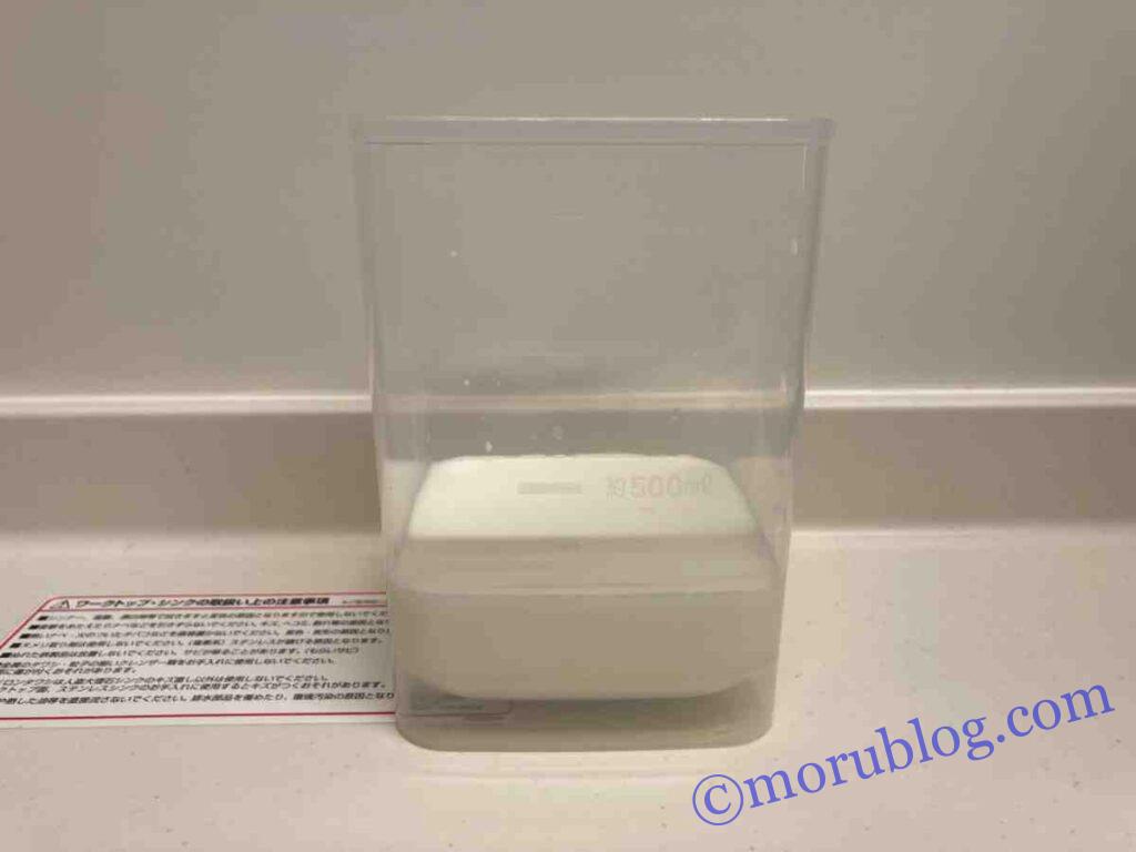 カスピ海ヨーグルト用の容器に牛乳を入れる