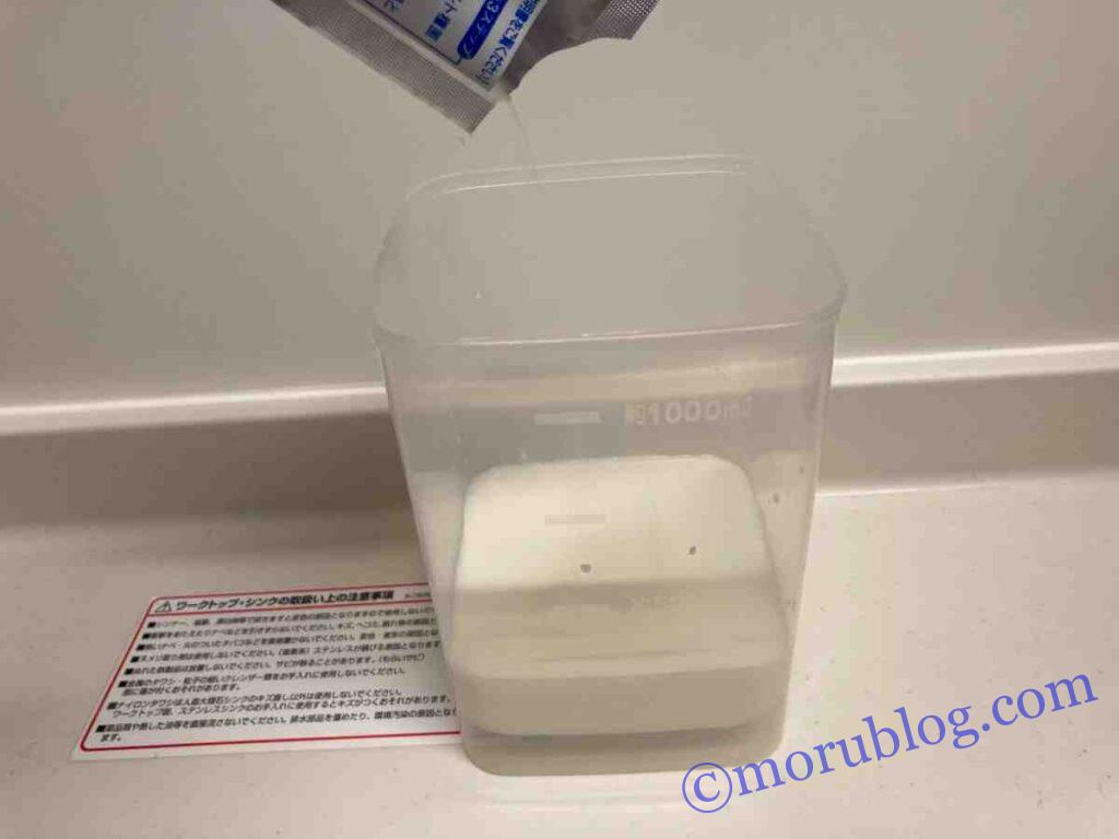 カスピ海ヨーグルト用の容器に種菌を加える