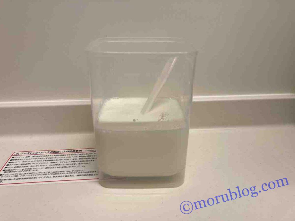 カスピ海ヨーグルトを作るためにかき混ぜる