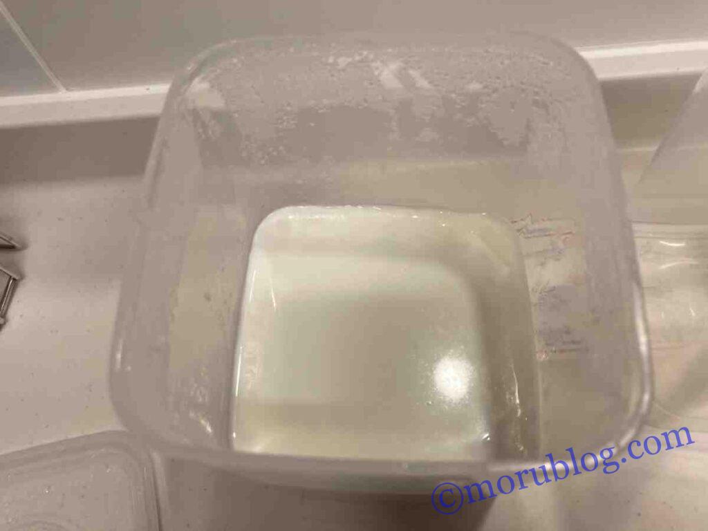 カスピ海ヨーグルトを取り分ける