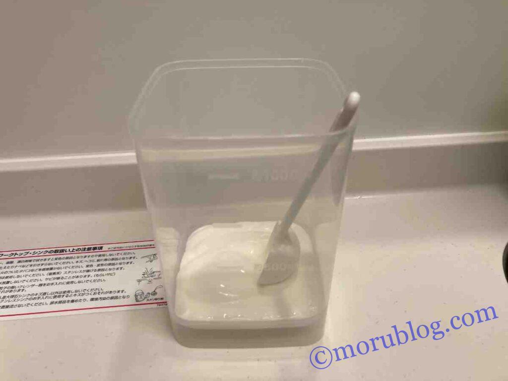 自家製カスピ海ヨーグルトを別の容器に入れる