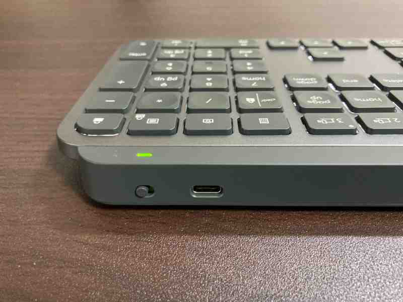 KX800 MX KEYSキーボード背面に電源ポートあり
